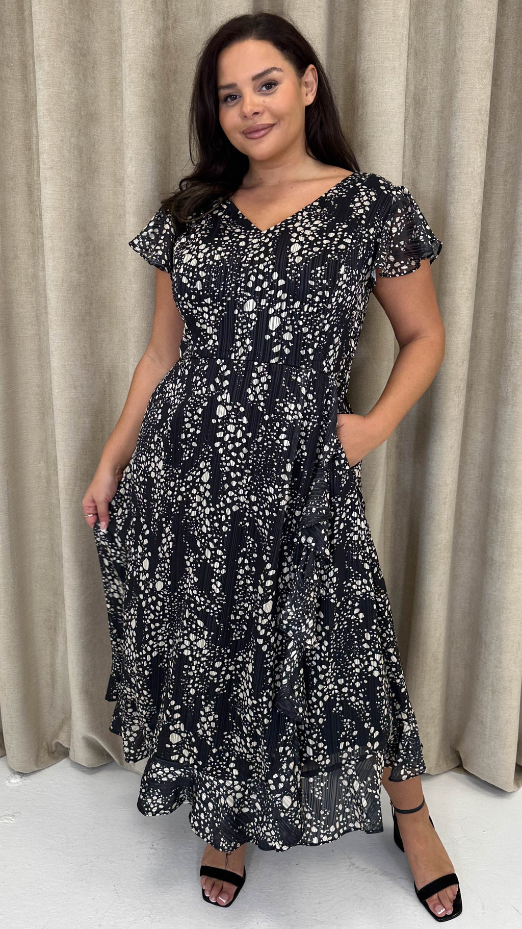CurveWow Printed Flutter Sleeve Midaxi Dress Black
