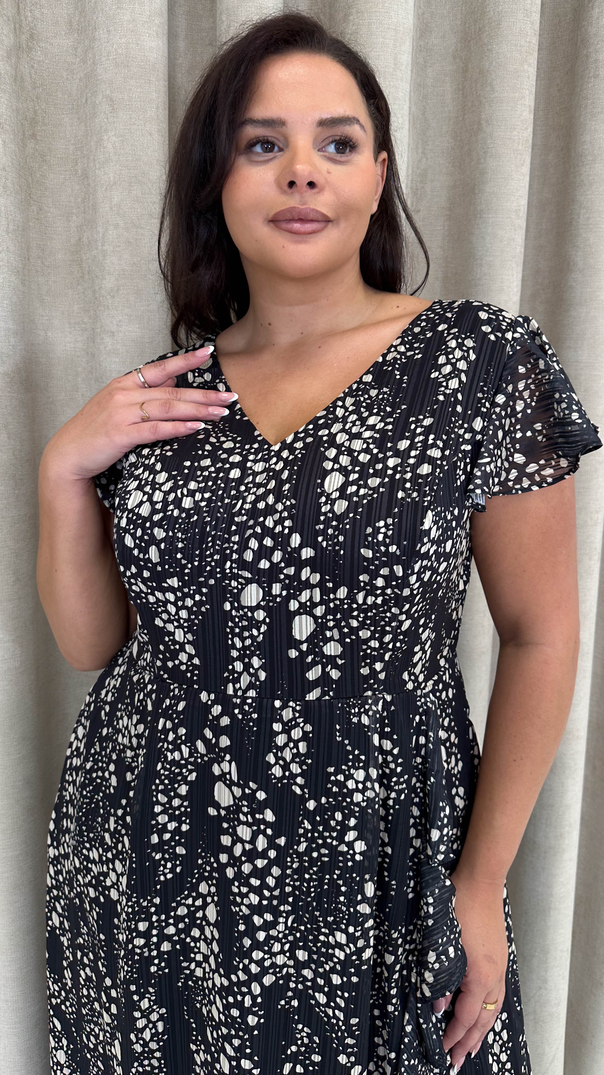 CurveWow Printed Flutter Sleeve Midaxi Dress Black