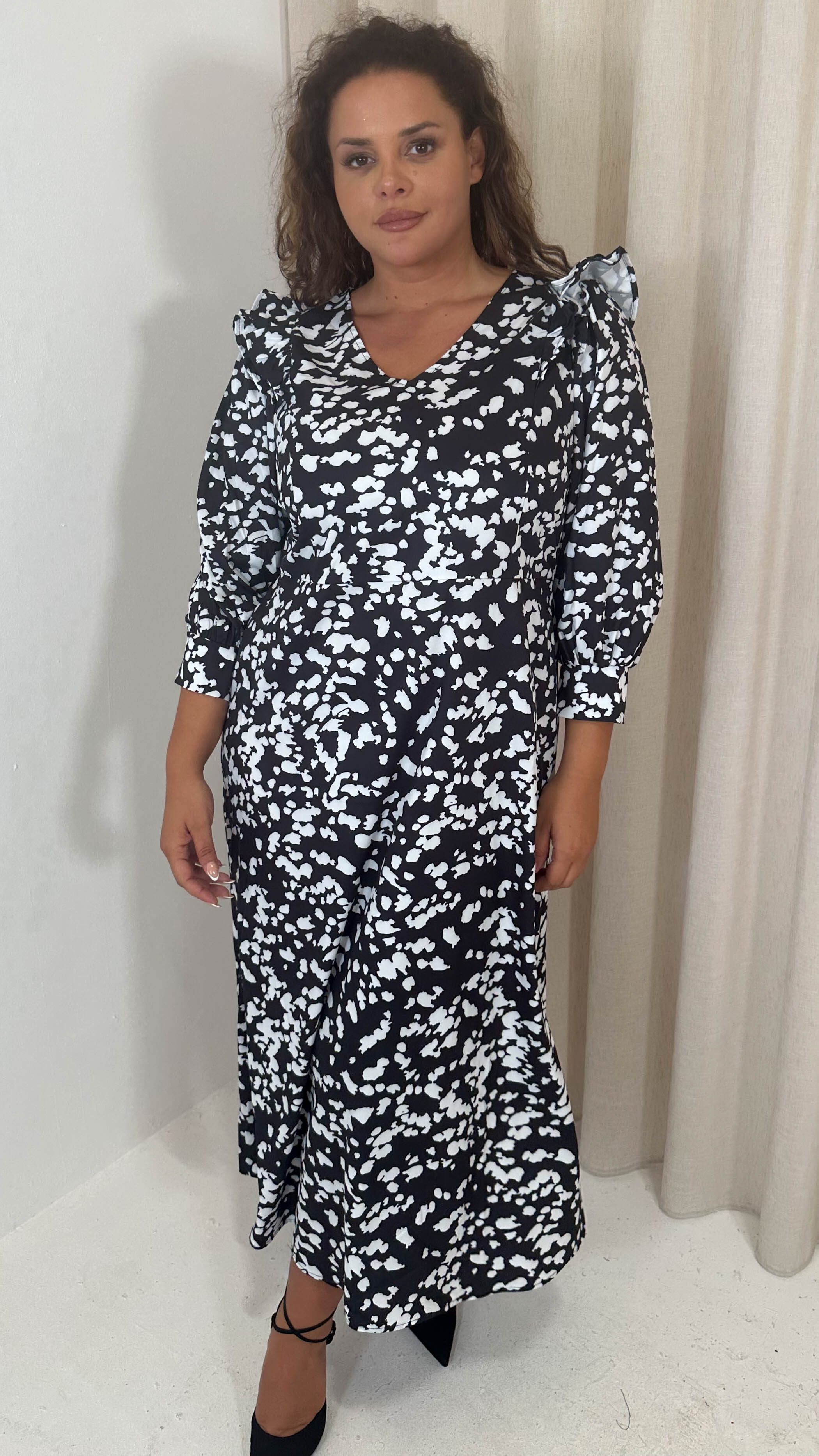 CurveWow Ruffle Shoulder V Neck Midi Dress Mono Smudge